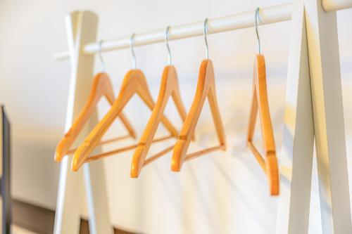 un tas d'ustensiles en bois suspendus à un support dans l'établissement オーシャンビュー窓から見える景色を思い出に the琉球タワー10E, à Yonabaru