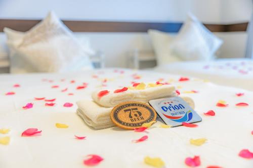 un hot-dog et une canette sur un lit avec des confettis dans l'établissement オーシャンビュー窓から見える景色を思い出に the琉球タワー10E, à Yonabaru