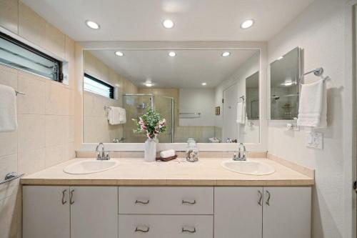 a bathroom with two sinks and a large mirror at Kahana Village 26 · KHV 26 2BD Direct Ocean Front with Amazing S in Kahana