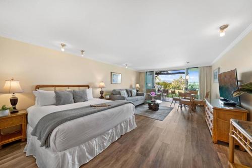 une chambre avec un grand lit et un salon dans l'établissement Eldorado A107 · EL A107 Remodeled Studio, Golf Course, Beach!, à Kahana