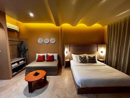 una habitación de hotel con dos camas y una mesa en Lazula, en Ban Pok Nai