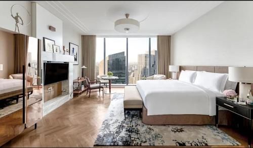 TV a/nebo společenská místnost v ubytování The, Langham Jakarta