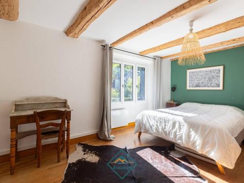 Un pat sau paturi într-o cameră la Maison de village rénovée pour 12 pers avec jardin et jacuzzi proche Loudenvielle - FR-1-695-89