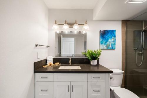 un baño con lavabo y espejo en Lahaina Shores 523 · LS 523 Direct Beachfront Studio with Stunni, en Lahaina