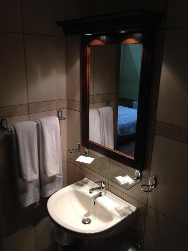a bathroom with a sink and a mirror and towels at Villa Di Poletta in Dobrich