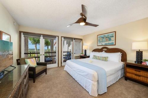 ワイレアにあるMaui Hill 66 · MHL 66 3BD Condo Across from Keawakapu Beach & Stのベッドと天井扇風機のある寝室