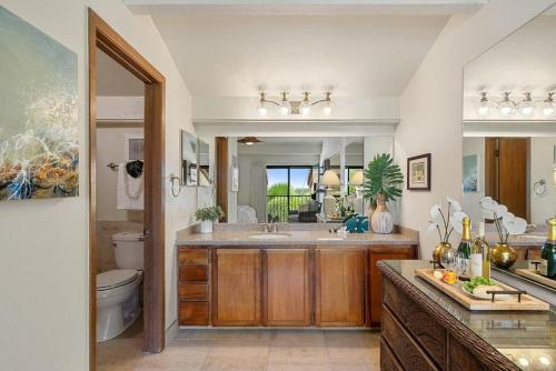 ワイレアにあるMaui Hill 66 · MHL 66 3BD Condo Across from Keawakapu Beach & Stの広いバスルーム(洗面台、トイレ付)