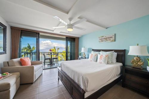 Un dormitorio con una cama y vista al mar. en Lahaina Shores 523 · LS 523 Direct Beachfront Studio with Stunni, en Lahaina