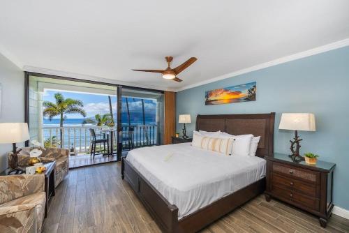Un dormitorio con una cama y vista al mar. en Lahaina Shores 215 · LS 215 Direct Beachfront Views Remodeled St, en Lahaina