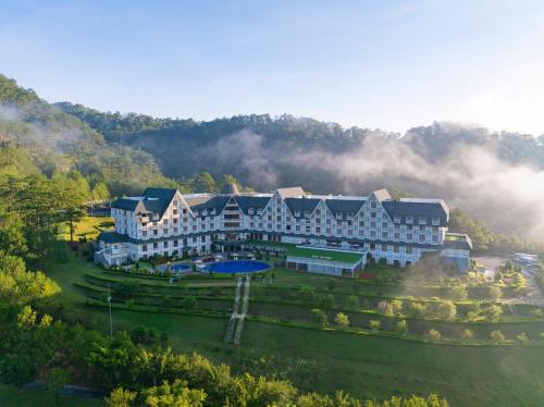 سويس- بيلريزورت توين لام في دالات: منظر جوي لمنتجع في الجبال