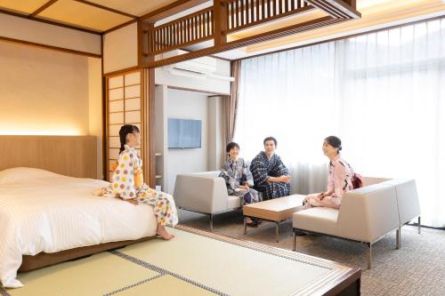 a group of people sitting in a hotel room at Ooedo Onsen Monogatari Premium Hotel New Shiobara in Nasushiobara