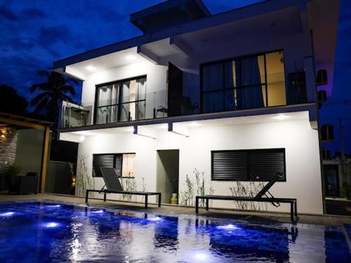 uma casa com piscina em frente a um prédio em Home Aguas da barra Ilhabela em Ilhabela