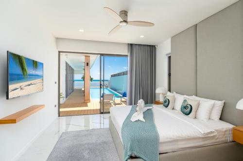 Ένα ή περισσότερα κρεβάτια σε δωμάτιο στο Villa Frangipani - Beachfront Oasis Private Pool