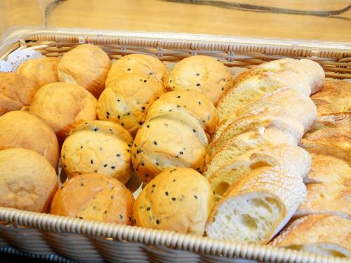 een mand vol met brood en gebak bij ジュラシック スパ &リゾート くつろぎの宿 樹楽 in Toon