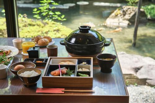 京都市にあるmoksaの食べ物の入ったボウルと鍋が置かれたテーブル