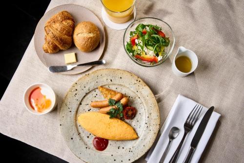 京都市にあるmoksaのテーブル上の食器2皿