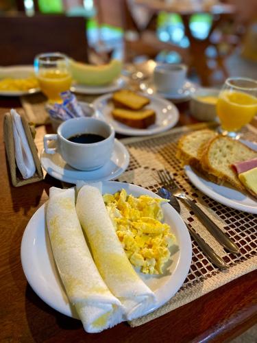 une table avec une assiette de petit-déjeuner composée d'œufs et de pain grillé dans l'établissement Le Marin Hotel Boutique, à Atins