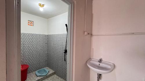 ein Badezimmer mit Waschbecken und Dusche in der Unterkunft Teras Alam in Karangjati