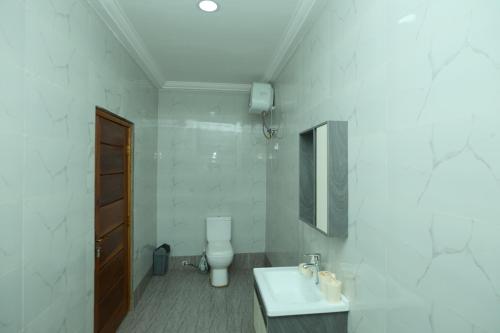 Bilik mandi di Tefillah Guesthouse & Hotels