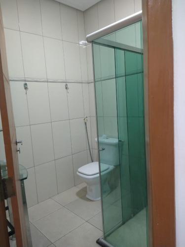 ein Badezimmer mit Toilette und Glasdusche in der Unterkunft TACACÁ HOSTEL - Localização Privilegiada in Belém