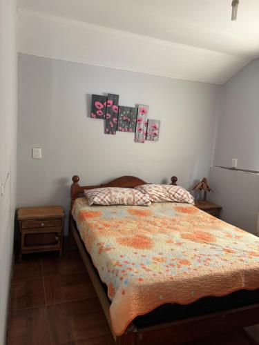 1 dormitorio con cama con edredón en El Edén, en El Mollar