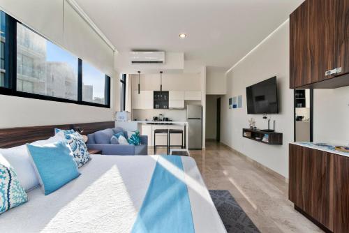 TV a/nebo společenská místnost v ubytování Nuevo Estudio con terraza totalmente equipado Tulum Aldea Zama