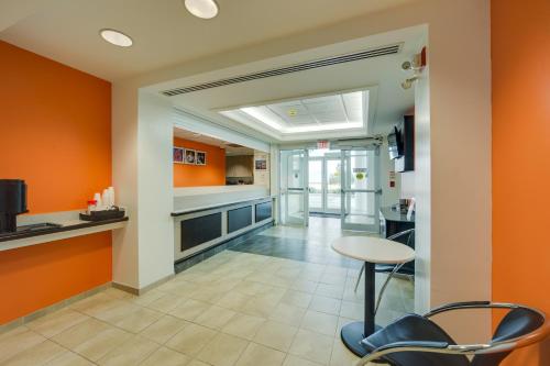 Motel 6-Brampton, ON - Toronto