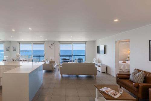 Χώρος καθιστικού στο Craigmore Penthouse - Endless Ocean Views