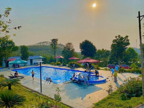 un groupe de personnes assises autour d'une piscine dans l'établissement Phú Lâm Homestay, à Vĩnh Phúc