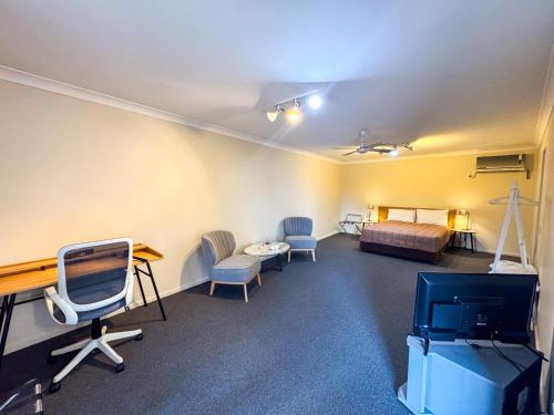 Postel nebo postele na pokoji v ubytování Nandewar Motor Inn