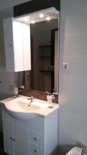 ブリビルにあるApartman "Anna"の白い洗面台と鏡のあるバスルーム