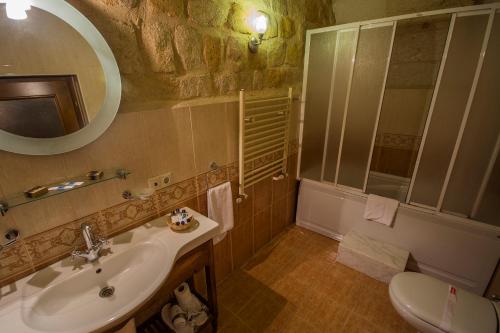 Koupelna v ubytování Assiana Cave Hotel