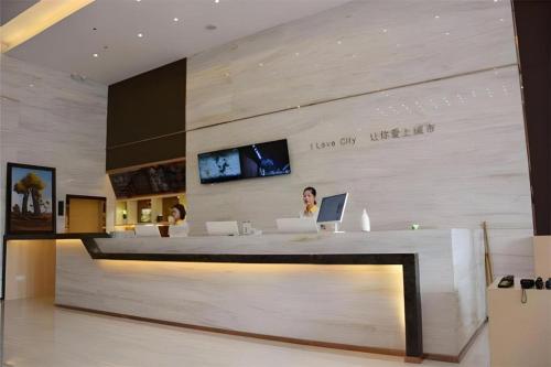 Μια τηλεόραση ή/και κέντρο ψυχαγωγίας στο City Comfort Inn Yi'Ning Jichang Road Shanghaicheng