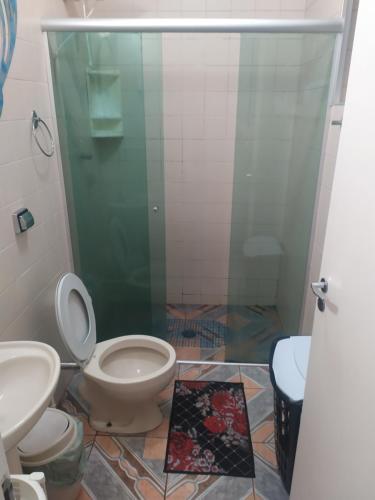 ein Badezimmer mit Toilette, Waschbecken und Dusche in der Unterkunft Pousada Flat Mobiliado com 70 m2 de Área Privativa com o máximo conforto in Atibaia
