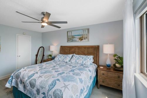 Ένα ή περισσότερα κρεβάτια σε δωμάτιο στο 2 BR Ocean Front Condo with Heated Indoor Pool, Expansive Views