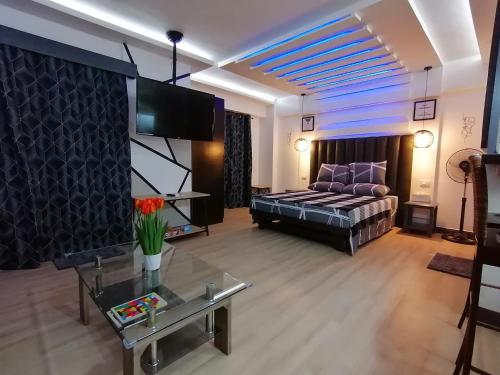 Кровать или кровати в номере Condo Azur Suites E507 near Airport, Netflix, Stylish, Cozy with swimming pool