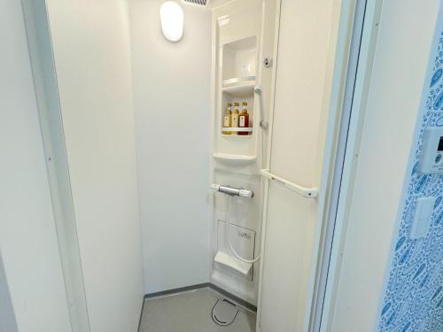 frigorifero con porta aperta in una stanza di THE FEEL ONNA 2 / Vacation STAY 18789 a Onna