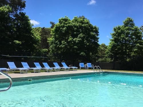 a swimming pool with lounge chairs and a swimming pool at Chatham Seafarer Inn in Chatham