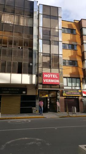 una persona in piedi di fronte a una camera d'albergo di Hotel Vermon Armenia ad Armenia