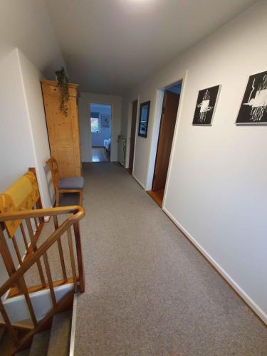 un pasillo vacío con una escalera y una habitación en Lovely Holiday Home With Views Of Fields, en Lebøl