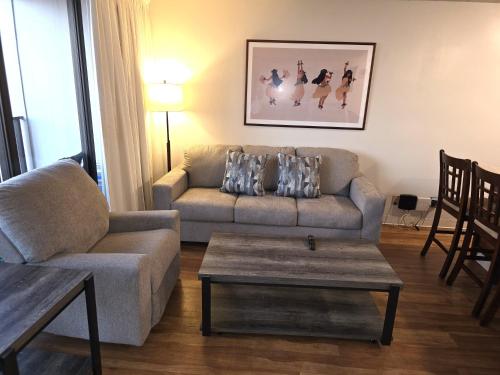 un salon avec un canapé et une table basse dans l'établissement Tower 1 Suite 2705 - QQS, à Honolulu