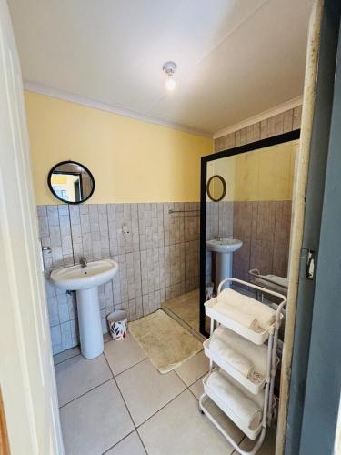 a bathroom with a sink and a mirror at Cozy 2 Bedroom near Kruger in Hectorspruit