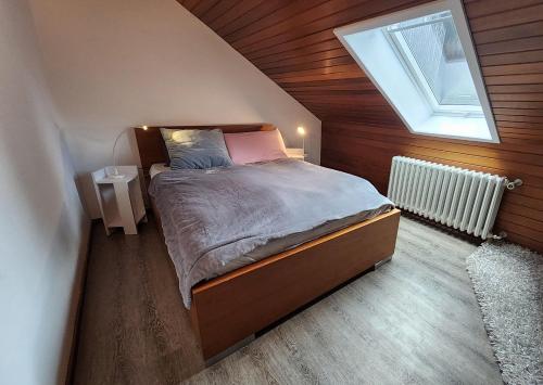 Ένα ή περισσότερα κρεβάτια σε δωμάτιο στο Klippenliebe-im-Dachgeschoss
