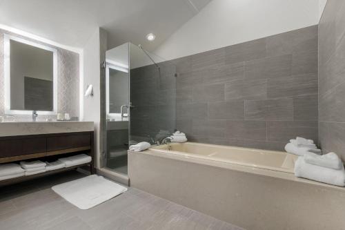 Ванная комната в Omni Charlotte Hotel