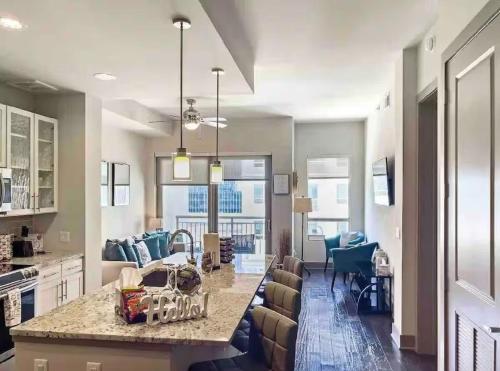 Una cocina y una sala de estar con una mesa y un sofá. en Serenity In The City, en Atlanta