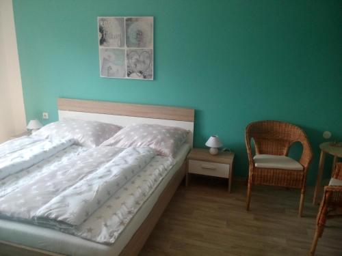 ein Schlafzimmer mit einem Bett mit einer grünen Wand in der Unterkunft Apartment Těchov in Blansko