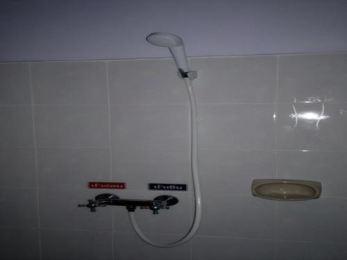 e bagno con doccia e soffione. di Wattana Hill Resort a Centro di Pattaya