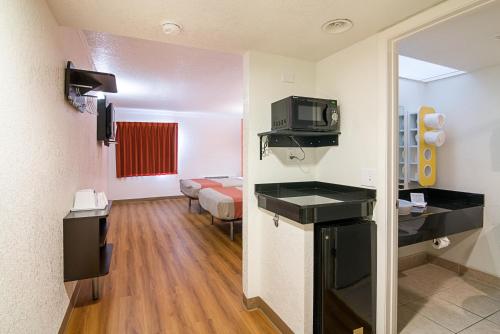 Nhà bếp/bếp nhỏ tại Motel 6-Tampa, FL - Fairgrounds