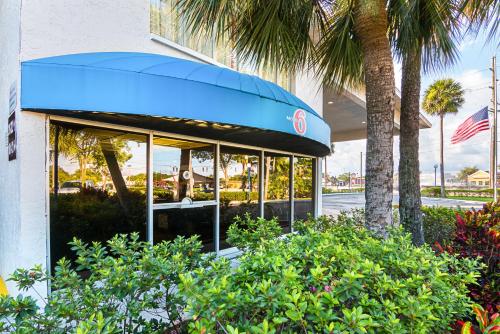Motel 6-Tampa, FL - Fairgroundsにある庭