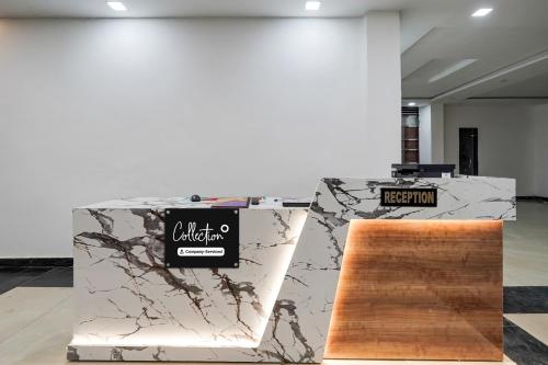 a marble counter with a bench in a room at Townhouse Oak Char Dham Vrindavan in Vrindāvan